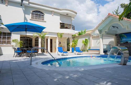 Vista Hermosa Villa | Villa La Dueña - Vista Hermosa Luxury Retreat, 5BR Villa with Pool, Swim-Up Bar, Jacuzzi, Chef's Kitchen, Fast Wi-Fi, Full AC, EV Charger and Solar Power, Ideal for Families & Groups