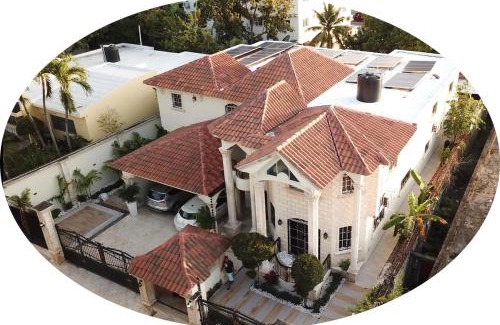 Vista Hermosa Villa | Villa La Dueña - Vista Hermosa Luxury Retreat, 5BR Villa with Pool, Swim-Up Bar, Jacuzzi, Chef's Kitchen, Fast Wi-Fi, Full AC, EV Charger and Solar Power, Ideal for Families & Groups