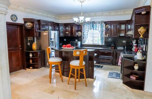 Vista Hermosa Villa | Villa La Dueña - Vista Hermosa Luxury Retreat, 5BR Villa with Pool, Swim-Up Bar, Jacuzzi, Chef's Kitchen, Fast Wi-Fi, Full AC, EV Charger and Solar Power, Ideal for Families & Groups
