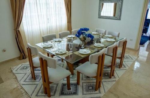 Vista Hermosa Villa | Villa La Dueña - Vista Hermosa Luxury Retreat, 5BR Villa with Pool, Swim-Up Bar, Jacuzzi, Chef's Kitchen, Fast Wi-Fi, Full AC, EV Charger and Solar Power, Ideal for Families & Groups