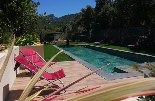 Oppede House | Villa "Les chênes" Luberon Maubec, large swimming pool.