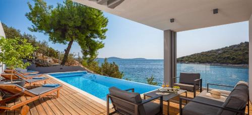 Vinisce Villa | Villa Lijub Seafront - 4 Bedroom Villa - Stunning Sea Views - Gym And Wifi