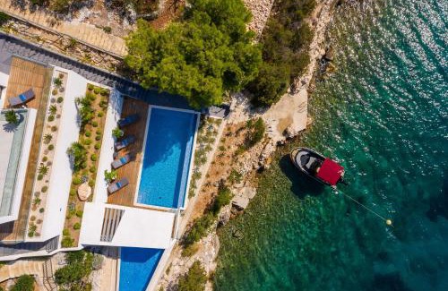 Vinisce Villa | Villa Lijub Seafront - 4 Bedroom Villa - Stunning Sea Views - Gym And Wifi