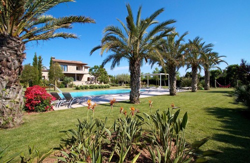 Pollensa Villa | Villa 'Llenaire' with Mountain View, Wi-Fi and Air Conditioning