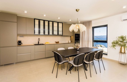 Dugi Rat Villa | Villa Logos