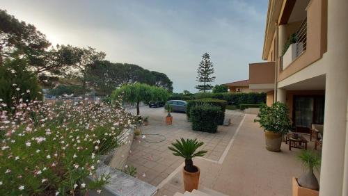 Poggio dei Pini House | Villa Luigi a Poggio dei Pini, alloggio con giardino e posto auto