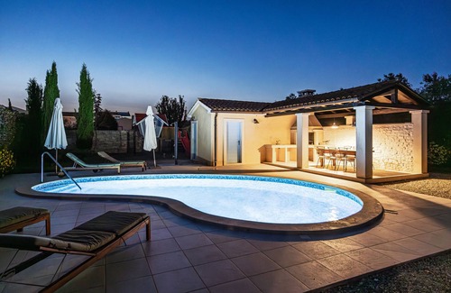 Fazana Villa | Villa Luka in Fažana with pool & playground only 600 meter from the beach