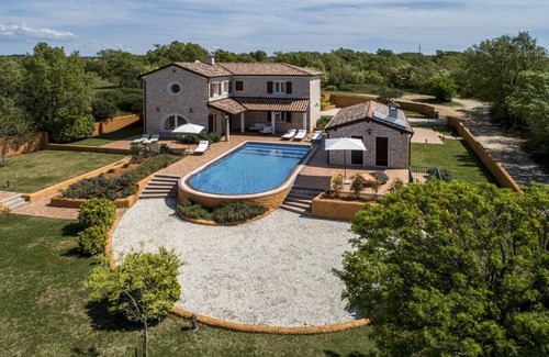 Cabrunici Villa | Villa Lux. Ema with heated pool surrounded by Mediterranean vegetation