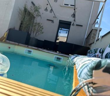 Santy - La Plaine Villa | Villa lyon 8e, 8 personnes Piscine jardin, parking privé, terrain de pétanque