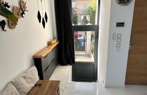 Santy - La Plaine Villa | Villa lyon 8e, 8 personnes Piscine jardin, parking privé, terrain de pétanque