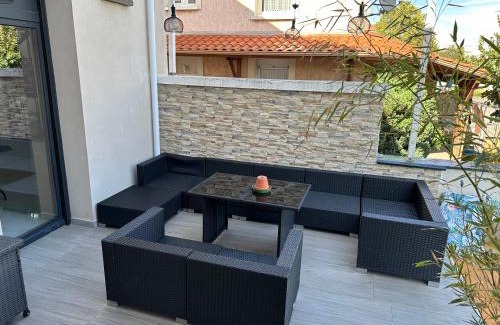 Santy - La Plaine Villa | Villa lyon 8e, 8 personnes Piscine jardin, parking privé, terrain de pétanque