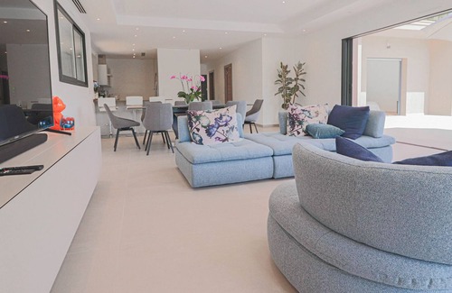 Biot Villa | VILLA M - Superb luxurious villa in Biot with overflowing pool