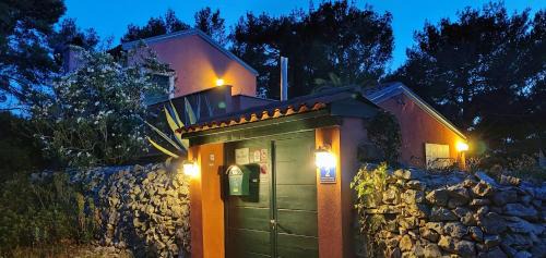 Cove Murtar Villa | Villa Macaklin - Authentic island house at the beach in Čikat forest Park with its own parking