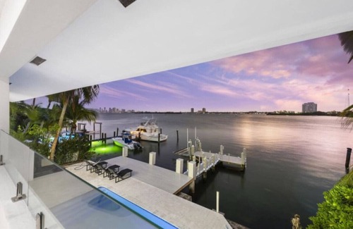 North Bay Village Apartment | Villa Malia Waterfront with Dock