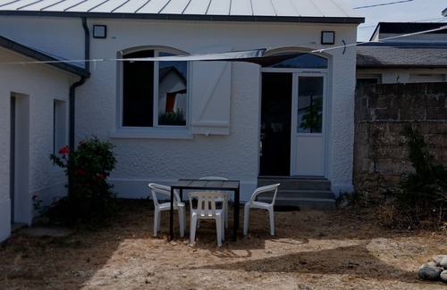 Batz-sur-Mer Villa | Villa 'Marais Salants 350m De La Mer' with Wi-Fi