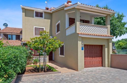 Stinjan Villa | Villa Maras with yard, 400 m to the beach