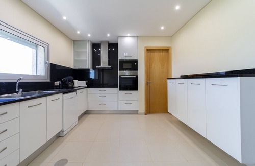 Olhos D'Agua Villa | Villa Maria is a modern, spacious villa with the option to heat the pool