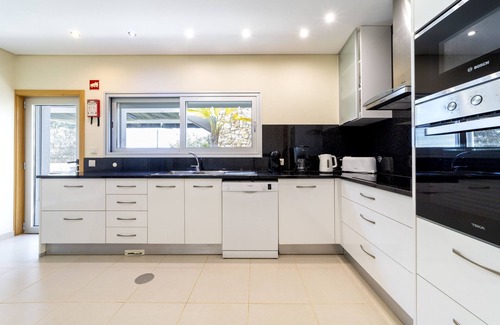Olhos D'Agua Villa | Villa Maria is a modern, spacious villa with the option to heat the pool