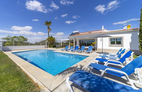 Olhos D'Agua Villa | Villa Maria is a modern, spacious villa with the option to heat the pool