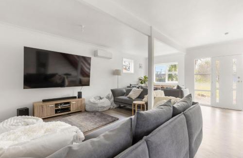 Callala Beach House | Villa Maris - Pet Friendly with Spa & Fire Pit