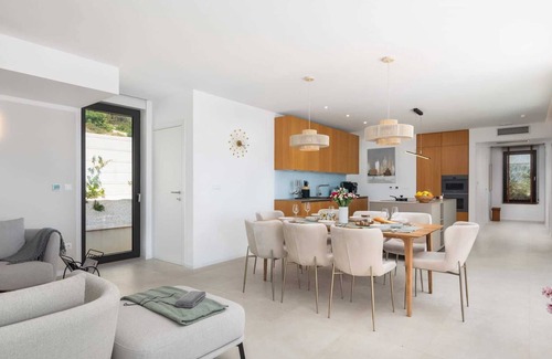 Businci Villa | Villa Maxime with Heated Pool