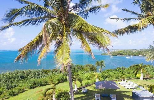 Trou d'Eau Douce Villa | Villa Maya overlooking the bay, Jacuzzi, jetted bathtubs, pool table