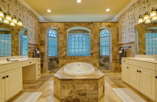 Pelican Villa | VILLA MIRACLE - 4 BEDS - 2 BATHS - 8 GUESTS - POOL/SPA - INCL. 10% OFF BOAT RENTAL
