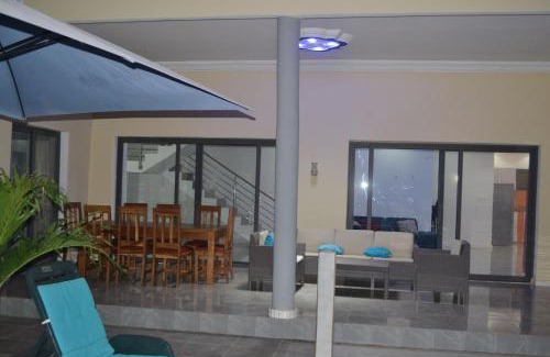 Ngaparou Villa | Villa Moderne Spacieuse avec Piscine Privée, 3Ch et 3SdB