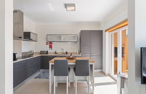 Portimao House | Villa near the beach, with swimming pool, children's playground and barbecue area.