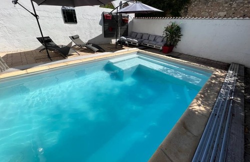 Razimbaud House | Villa near train station with heated indoor pool and outdoor space