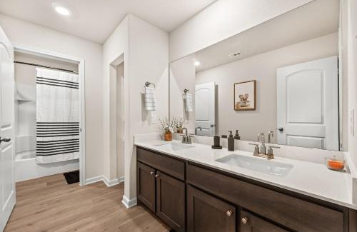 Dallas Apartment | Villa, Newly Built 5BR, Sleeps 13, Close to Dallas