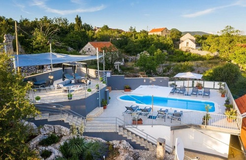 Biokovsko Selo House | Villa Nicole - heated pool, whirlpool, playground, gym, bikes