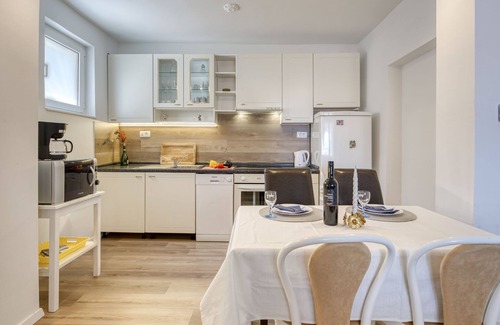 Ika Apartment | Villa Nika by Interhome
