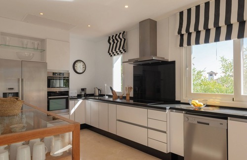 Benalup-Casas Vieja House | Villa Oleandro with Mountain Views, Pool, Garden and Wi-Fi
