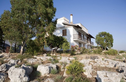 Scicli Villa | Villa on a natural terrace with magnificent sea view