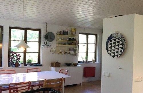 Nacka Municipality Villa | Villa on natural plot by the lake, close to bus and swimming