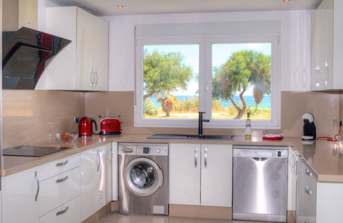 New Golden Mile Villa | VILLA ON THE BEACH Immaculate Sleeps 6 Private heated pool, walk everywhere,