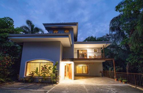 Quepos House | Villa Palmeras with jungle views pool near MA