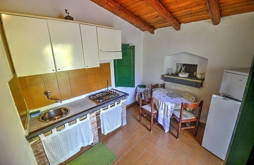 Mirto House | Villa Pascal C: A characteristic and welcoming apartment that is part of a villa surrounded by meadows and by green hills, with Free WI-FI.