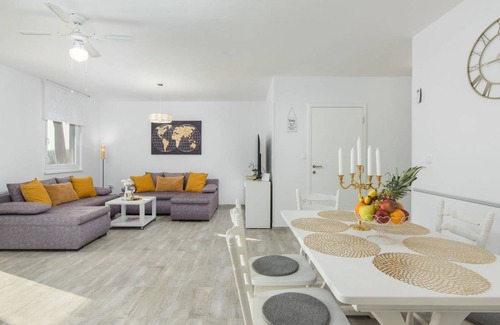 Radini Apartment | Villa Pendolina with Private Pool, Garden and BBQ