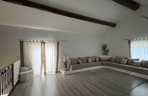 Camaret-sur-Aigues Villa | Villa "Pool Jacuzzi" with private pool, Wi-Fi and air conditioning