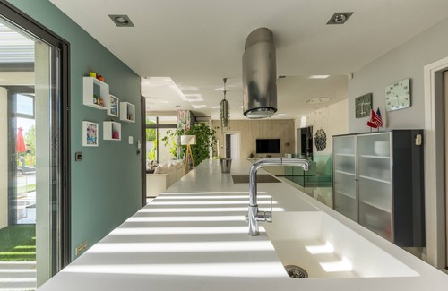 Saint-Gely-du-Fesc Villa | Villa 'Prestigieuse Spa 2 Piscines' with Sea View, Wi-Fi and Air Conditioning