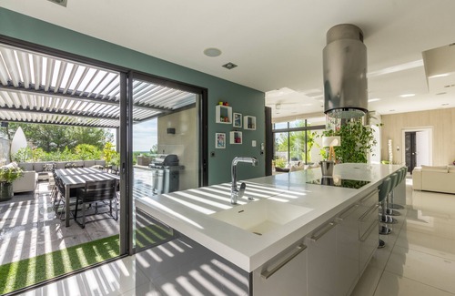 Saint-Gely-du-Fesc Villa | Villa 'Prestigieuse Spa 2 Piscines' with Sea View, Wi-Fi and Air Conditioning