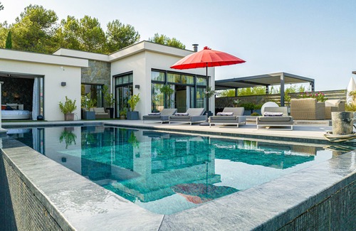 Saint-Gely-du-Fesc Villa | Villa 'Prestigieuse Spa 2 Piscines' with Sea View, Wi-Fi and Air Conditioning