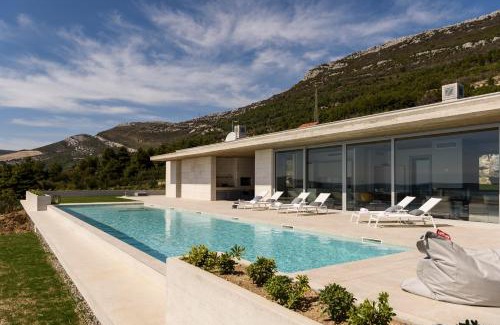 Kastel Stari Villa | Villa Radun Home with Grand Heated Pool & Cooking Service