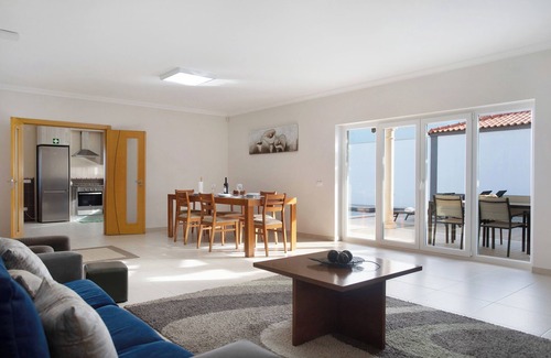 Caldas da Rainha Villa | Villa 'Rosa Com Piscina E Jacuzzi' with Mountain View, Wi-Fi and Air Conditioning