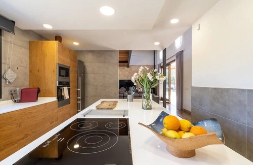 Crestatx Villa | Villa 'S'Alzinar' with Mountain View, Wi-Fi and Air Conditioning