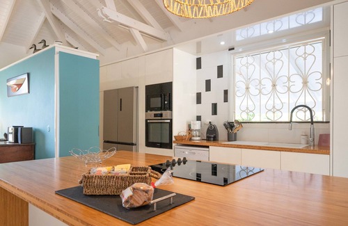Saint-Francois Villa | Villa Secrète, hidden from view and close to beaches and shops
