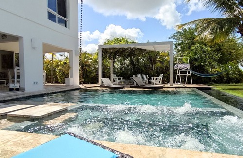 La Estancia Villa | Villa Serenity - piscina y jacuzzi privados