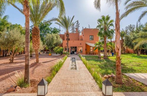 Annakhil Villa | Villa Simari Palmeraie Marrakech NOUVEAU! Petit déjeuner compris-Entièrement rénovée-Superbe piscine privée chauffée-Personnel de maison inclus-Grand jardin de 2000m2-Terrain de pétanque-Ambiance typique berbère-Havre de paix
